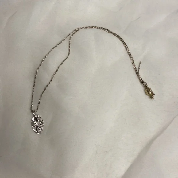 Cute Dainty Leaf Necklace - Picture 5 of 6